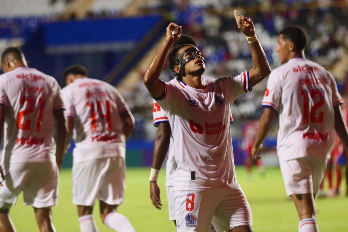 Periodista salvadoreño sigue la polémica y responde a Menjívar: Matonería de cantina