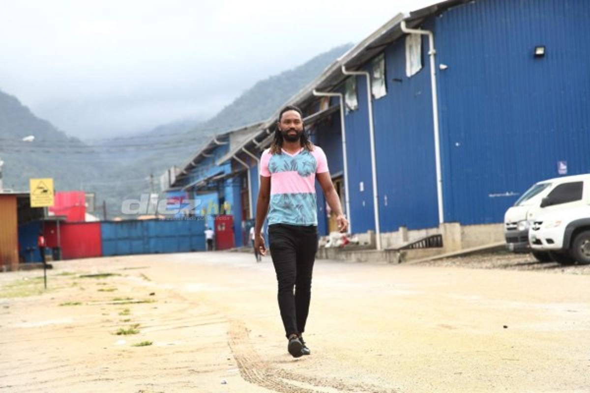 Así es el trabajo de Roy Smith cargando bultos y seleccionando ropa en una bodega de ropa