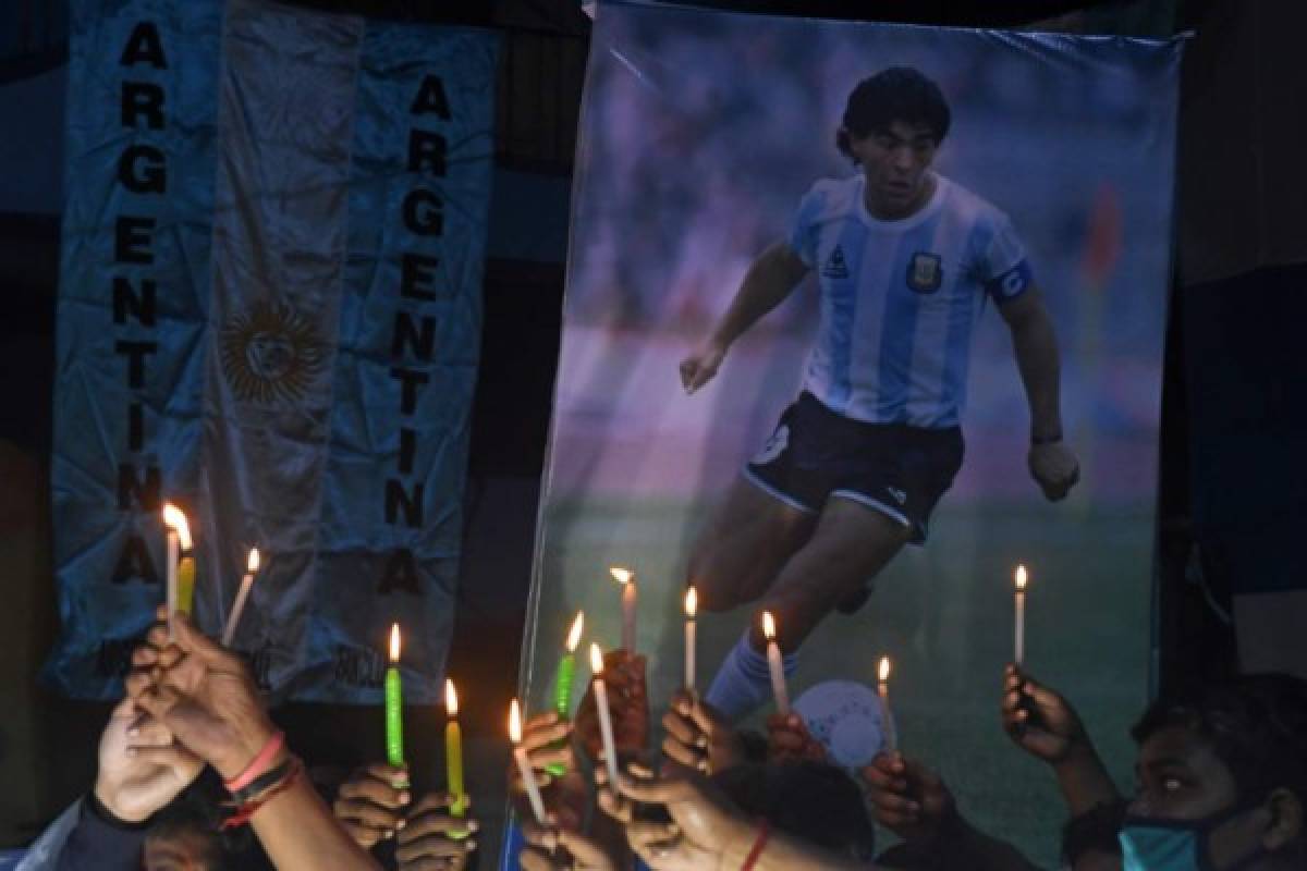 Desgarrador y todos llorando: Así le dieron el último adiós a Diego Maradona en Argentina  