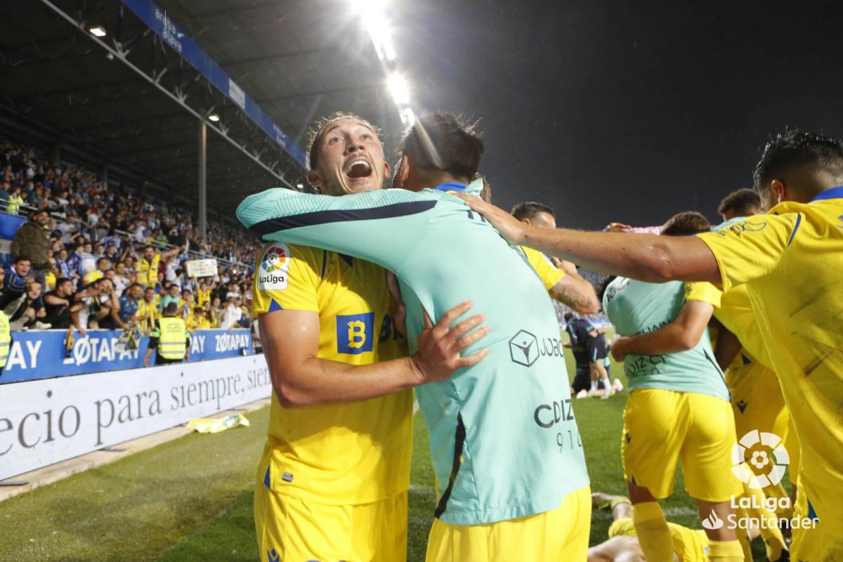 Pone en alto la bandera de Honduras y le dan tremendo beso: Así celebró el Choco Lozano la salvación del Cádiz en la Liga Española