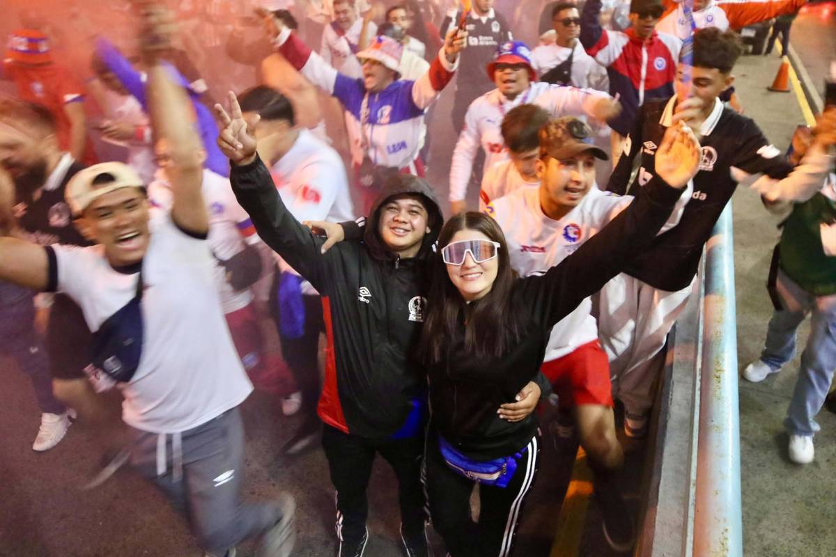 Ambientazo: el show de la Ultra Fiel y lindas chicas en la previa del Olimpia vs. Firpo