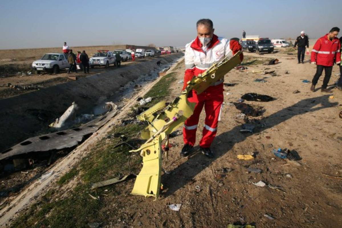 Las impactantes imágenes de cómo quedó el avión que se estrelló en Irán y dejó 176 muertos  