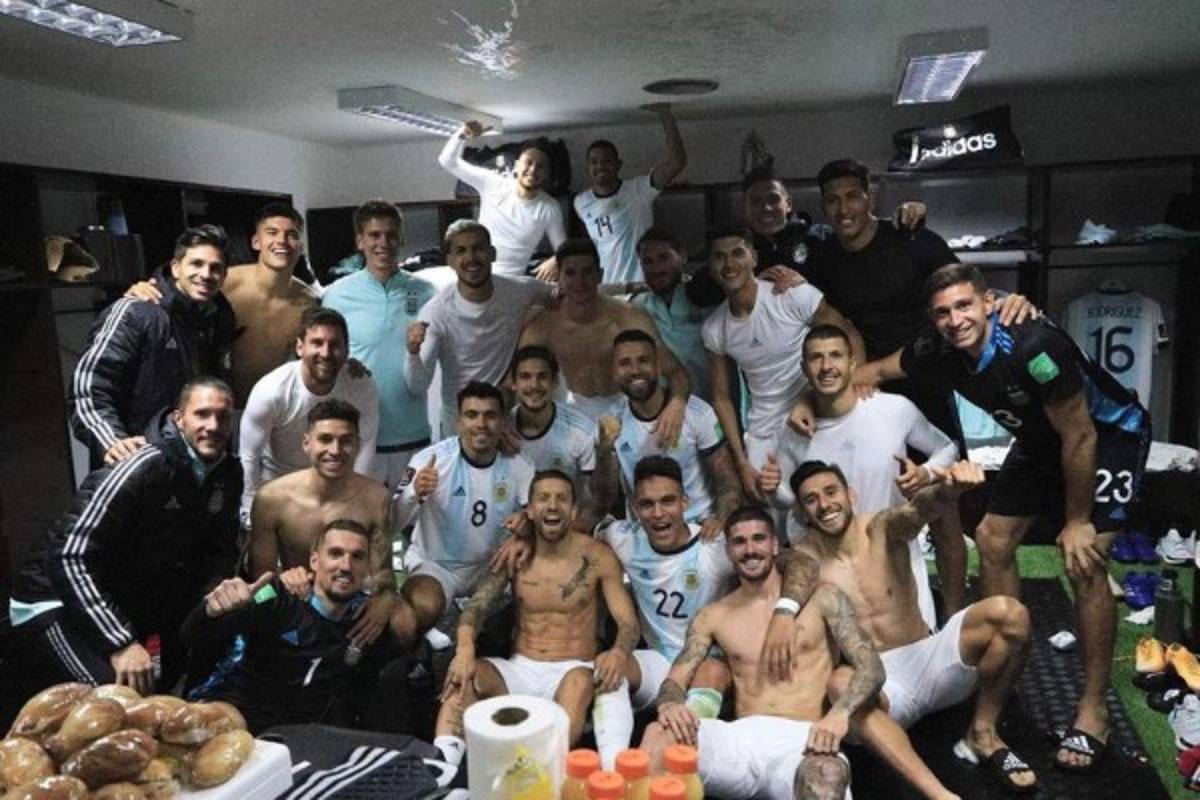 Fotos: La pelea de Messi al final del partido y Scaloni se metió a la cancha a celebrar un gol