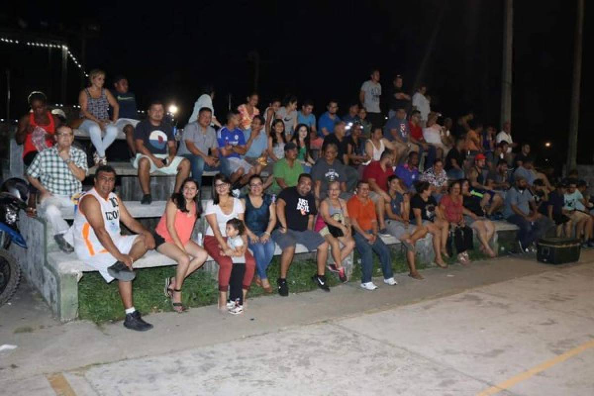 Llenazo en cancha para ver el debut de Rambo como jugador de baloncesto