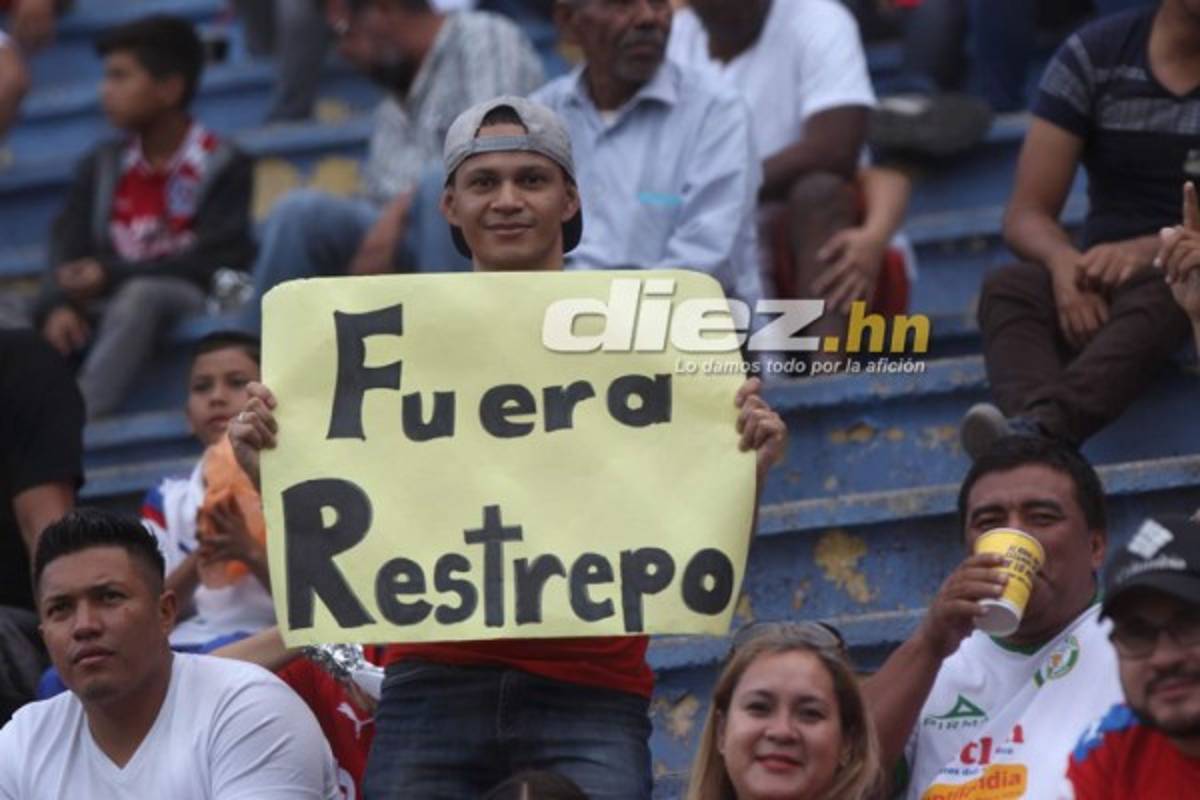 NO VISTE EN TV: Lluvia de huevos, pancartas en el Nacional y chicas lindas