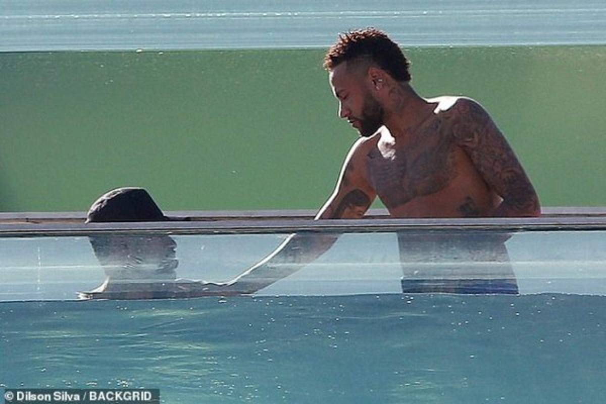 Entre cervezas y amigos, así son las vacaciones de Neymar en Río de Janeiro