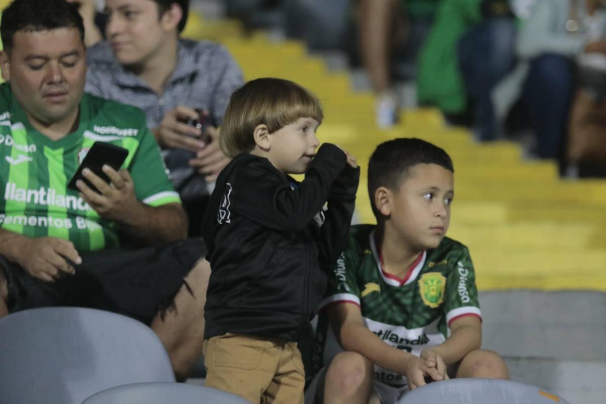 Ovación a Messiniti, Chelito fiel a Dios y hermanitos verdolagas en el juego Marathón vs Juticalpa FC
