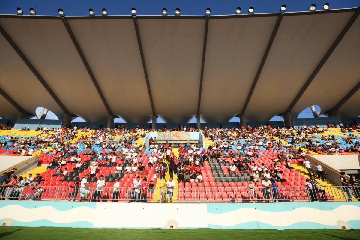 Ambientazo de la Ultra Fiel, aficionado fue capturado y bellas chicas engalanan el Nacional para el Olimpia - Real España