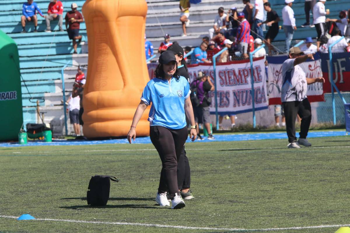 Europeos en las gradas, las bellezas de La Paz y en el muro para ver el Génesis vs Olimpia
