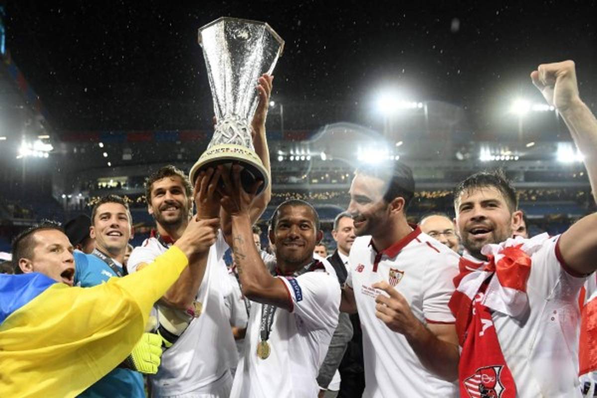 Locura de jugadores y aficionados del Sevilla por su título de Europa League
