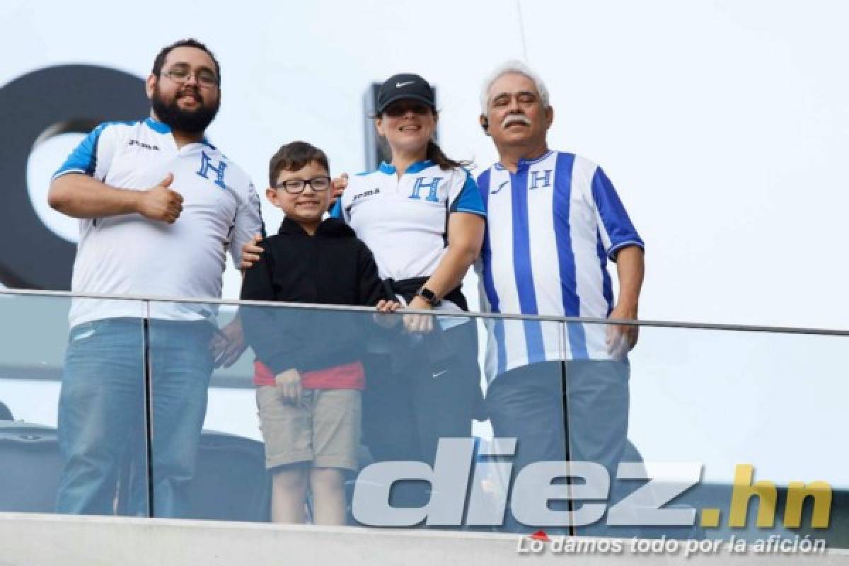 ¡Una fiesta! Lindo ambiente y bellas chicas para el Honduras-El Salvador por la Copa Oro