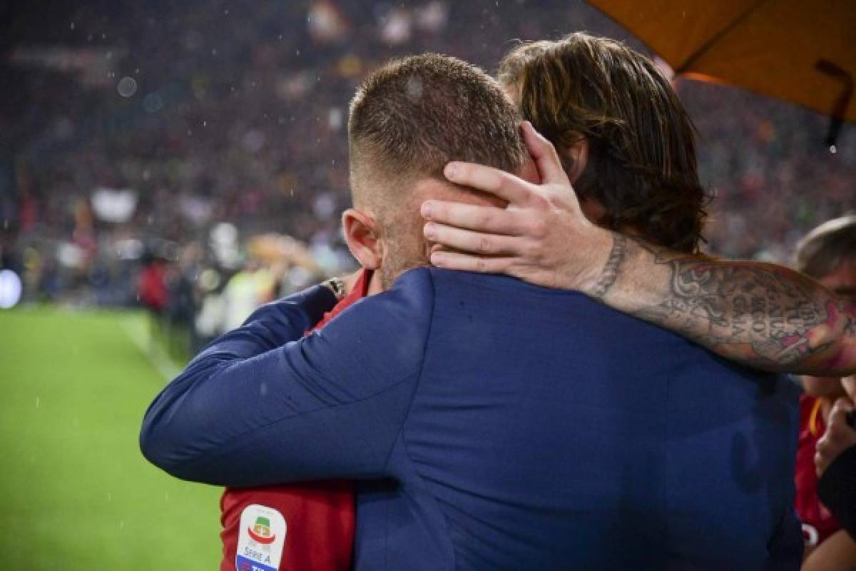 Emotivo: Totti llora tras el adiós de De Rossi en la Roma y así fue su despedida