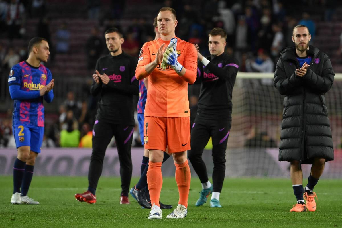 NO SE VIO EN TV: Festejó como Cristiano Ronaldo en el Camp Nou, crack del Eintracht tomó venganza contra Barcelona y el apasionado beso