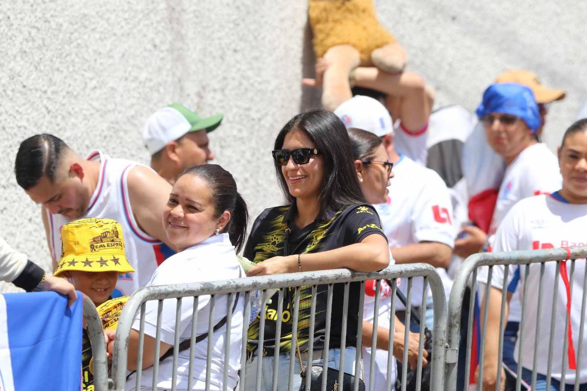 ¿Quién es la aficionada de la Máquina que se roba las miradas? Bellezas adornan la final entre Olimpia y Real España