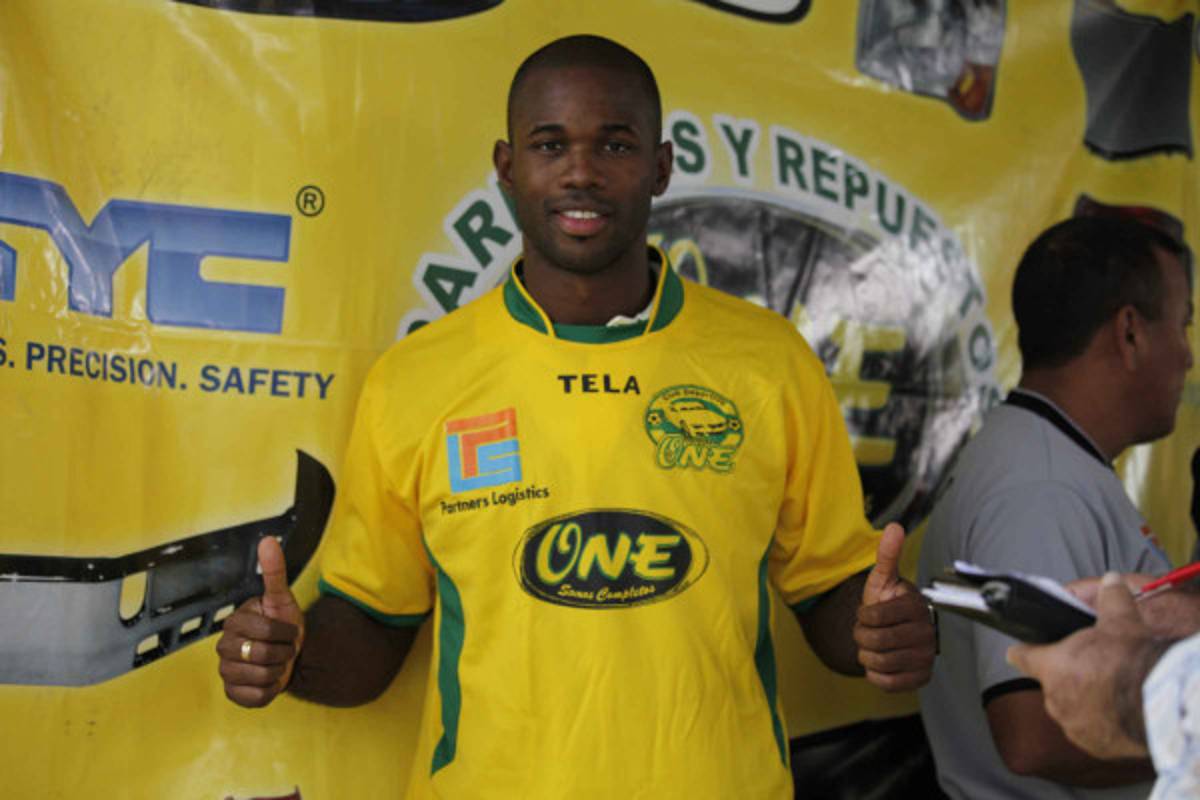 Parrillas presentó a delantero colombiano Carlos Ceballos