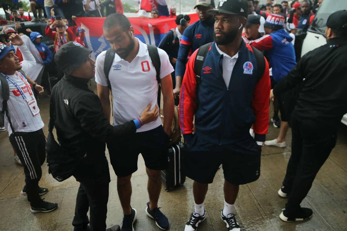 Imágenes: Así le reclamó la Ultra Fiel al Olimpia, los encerraron ¿Cuál fue la reacción de Eduardo Espinel?