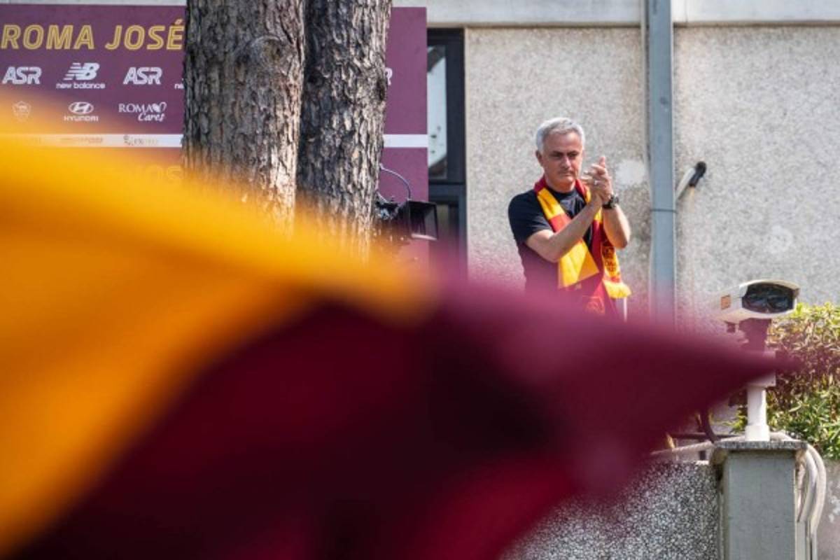 ¿Llegó el nuevo Papa? El brutal recibimiento a José Mourinho en Roma; su gesto con la afición