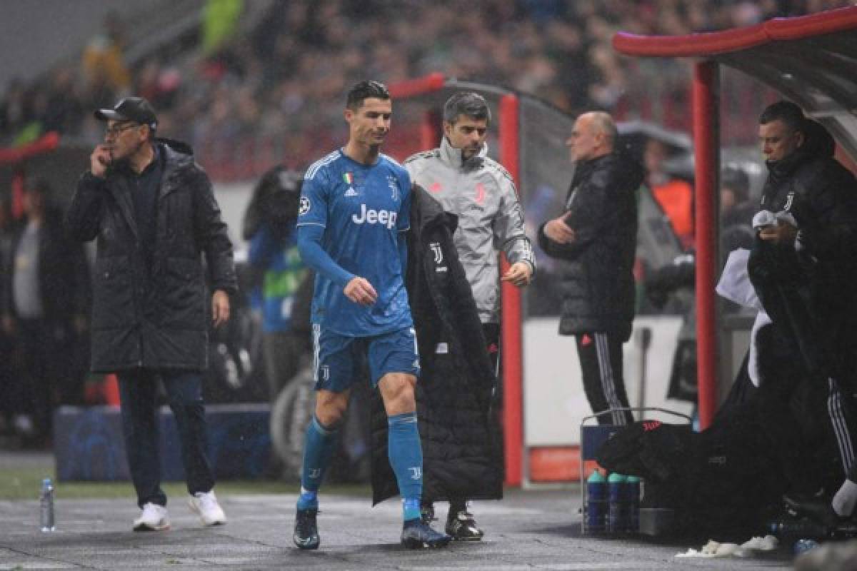 No le dio la mano: Sarri sacó a Cristiano Ronaldo al minuto 81 y estalló de la bronca