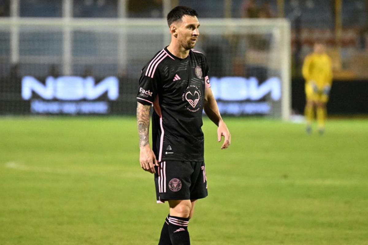 El futbolista que se quedó con la camiseta de Messi luego del partido El Salvador-Inter Miami