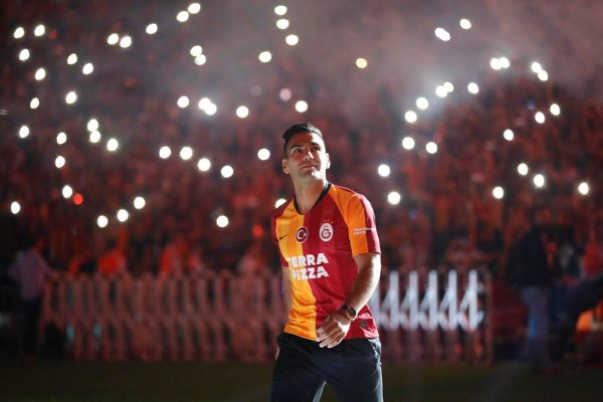 Una locura: La impresionante presentación oficial de Falcao con el Galatasaray