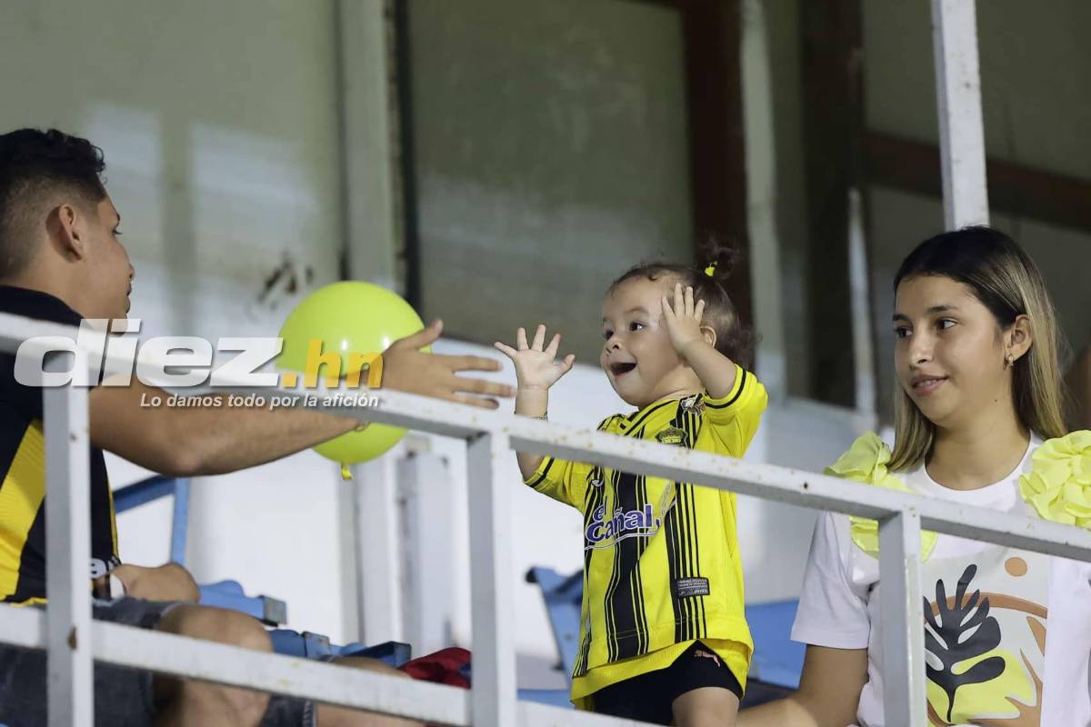 Bellas mujeres y gran ambiente en el estadio Morazán por el Real España-Alajuelense de la Liga Concacaf
