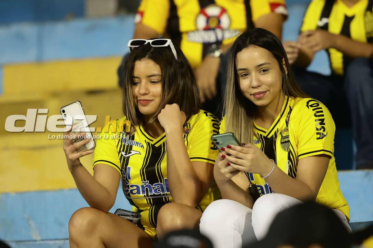 Bellas mujeres y gran ambiente en el estadio Morazán por el Real España-Alajuelense de la Liga Concacaf