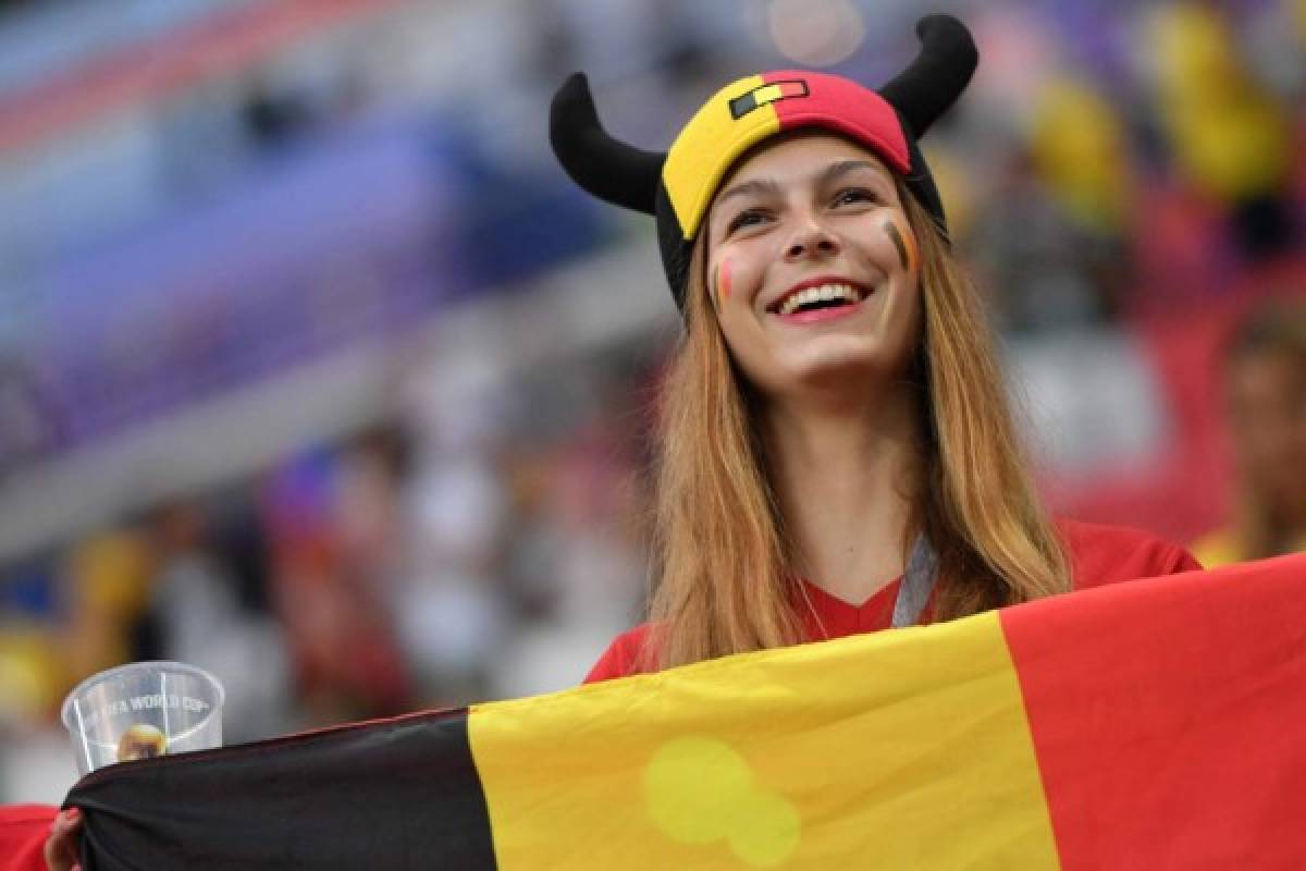 Garotas ponen belleza en el Mundial de Rusia en juego de Brasil-Bélgica