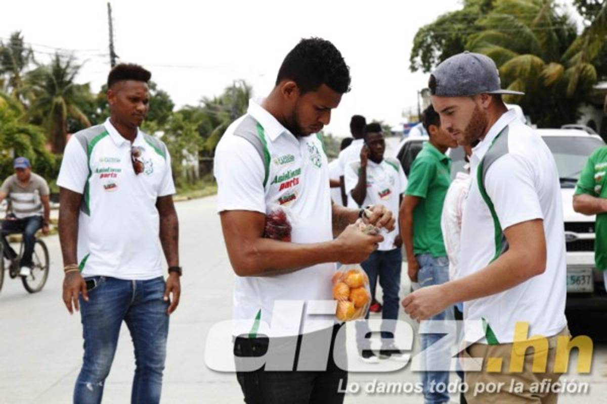 FOTOS: Jugadores del Platense regalan a niños mochilas con útiles escolares