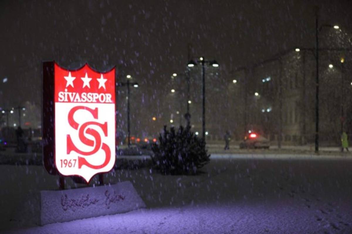 Los jugadores no se distinguían: Así fue el partido que se jugó con una tremenda nevada  