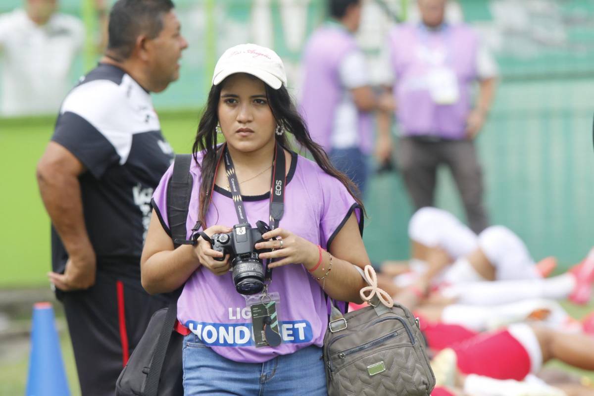 Bellas mujeres y el ambiente en el estadio Yankel Rosenthal por el duelo entre Marathón y Lobos UPNFM
