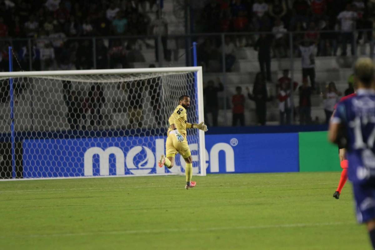 La desgarrada imagen de Bennett, otro error de Menjívar y las leyendas