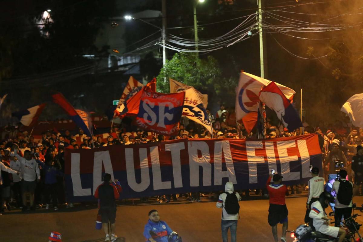 La fiesta que armó la Ultra Fiel, hermosas chicas, el estreno de la pantalla LED y ¿por qué se retrasó el Olimpia vs Motagua?