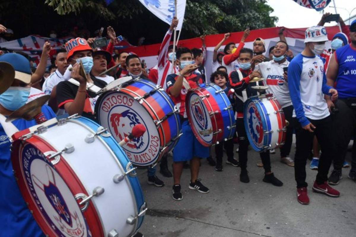 El gran ambiente de la final Marathón-Olimpia: Bellas modelos y la Ultra Fiel se roba el show