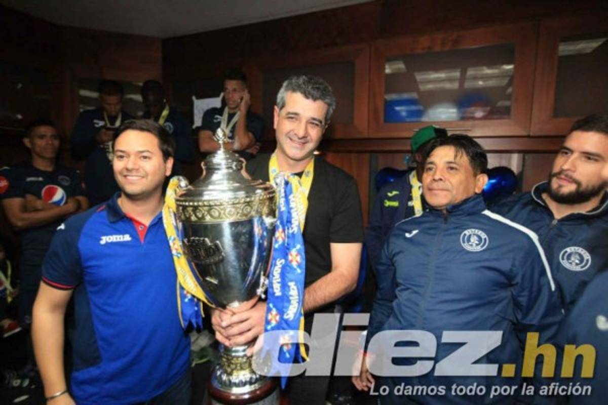 No se vio en TV: Locura en camerinos y el abrazo de Diego Vázquez con Henry Figueroa