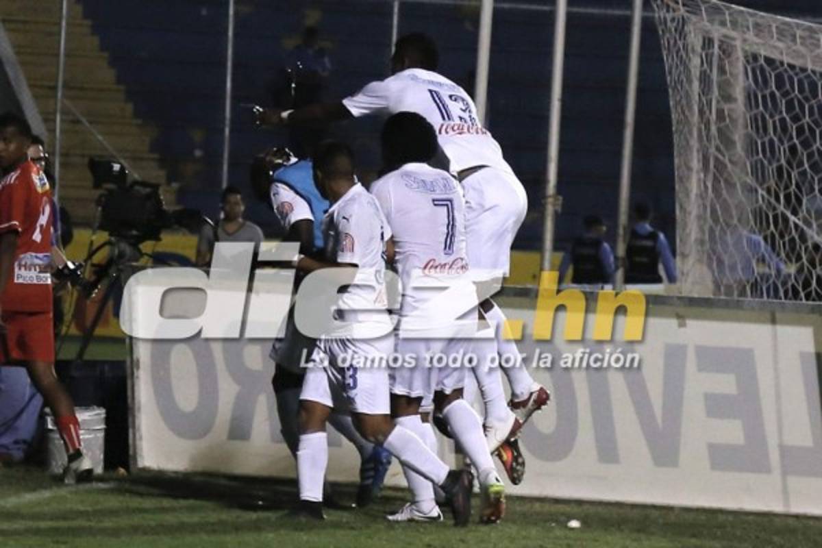 ¡Qué bromita! Jugadores del Olimpia bañan de huevo y harina a Estupiñán  