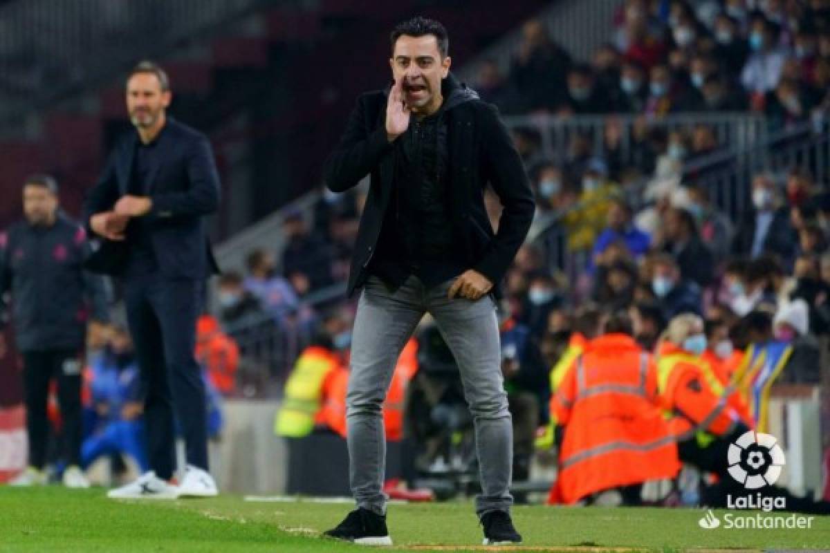 Las imperdibles fotos de Xavi dirigiendo a sus excompañeros del Barcelona en su debut y el efusivo festejo