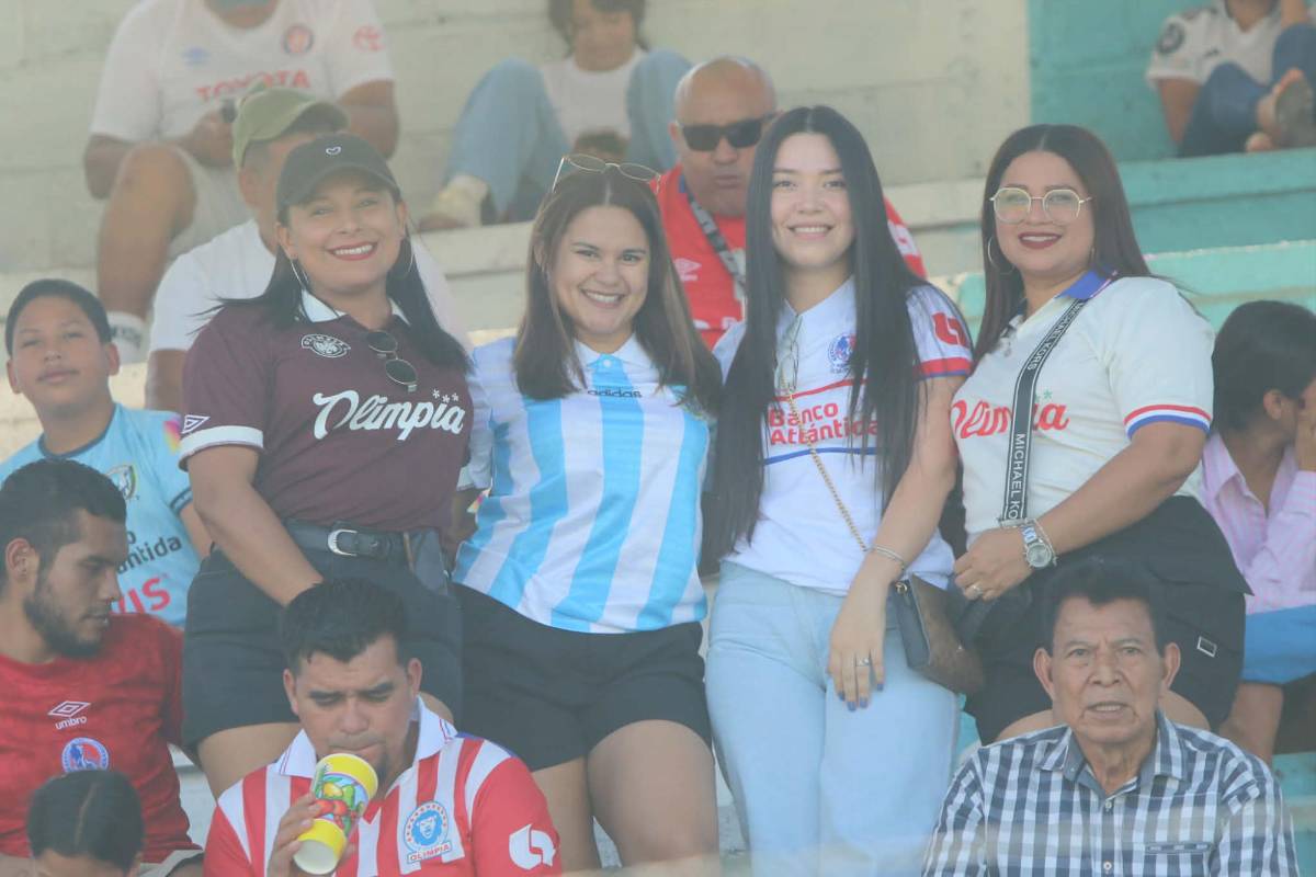 Europeos en las gradas, las bellezas de La Paz y en el muro para ver el Génesis vs Olimpia