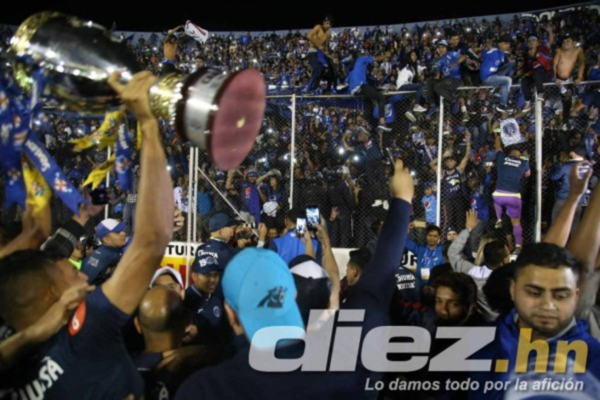 No se vio en TV: Locura en camerinos y el abrazo de Diego Vázquez con Henry Figueroa