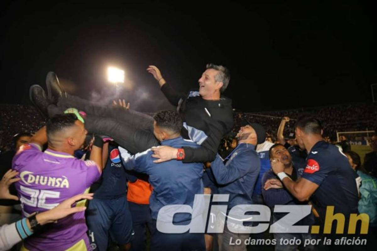 No se vio en TV: Locura en camerinos y el abrazo de Diego Vázquez con Henry Figueroa