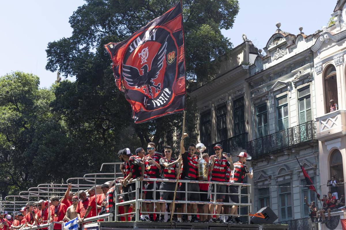 ¡Insólito! jugadores de Flamengo quiebran la Copa Libertadores en los festejos y el método que utilizaron para repararlo