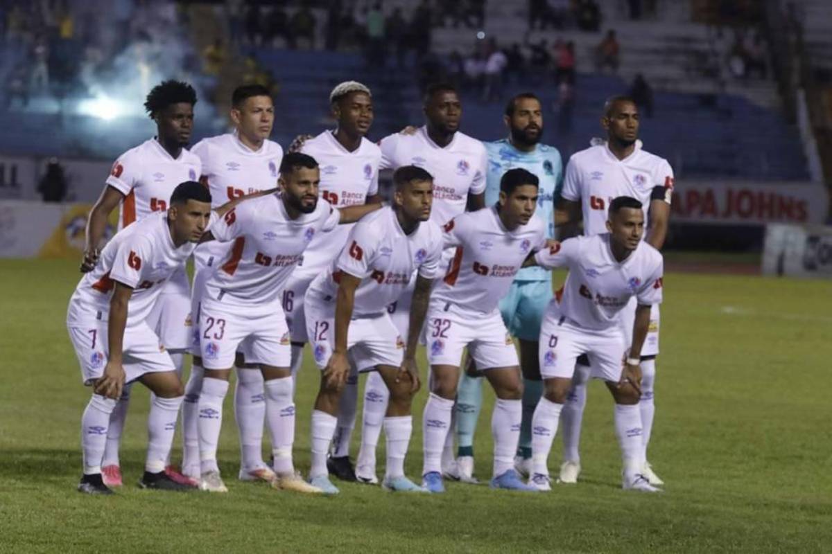 NO SE VIO EN TV: Feo gesto de Moya a Troglio, la modelo que reapareció y lo insólito que pasó en el Real España - Olimpia