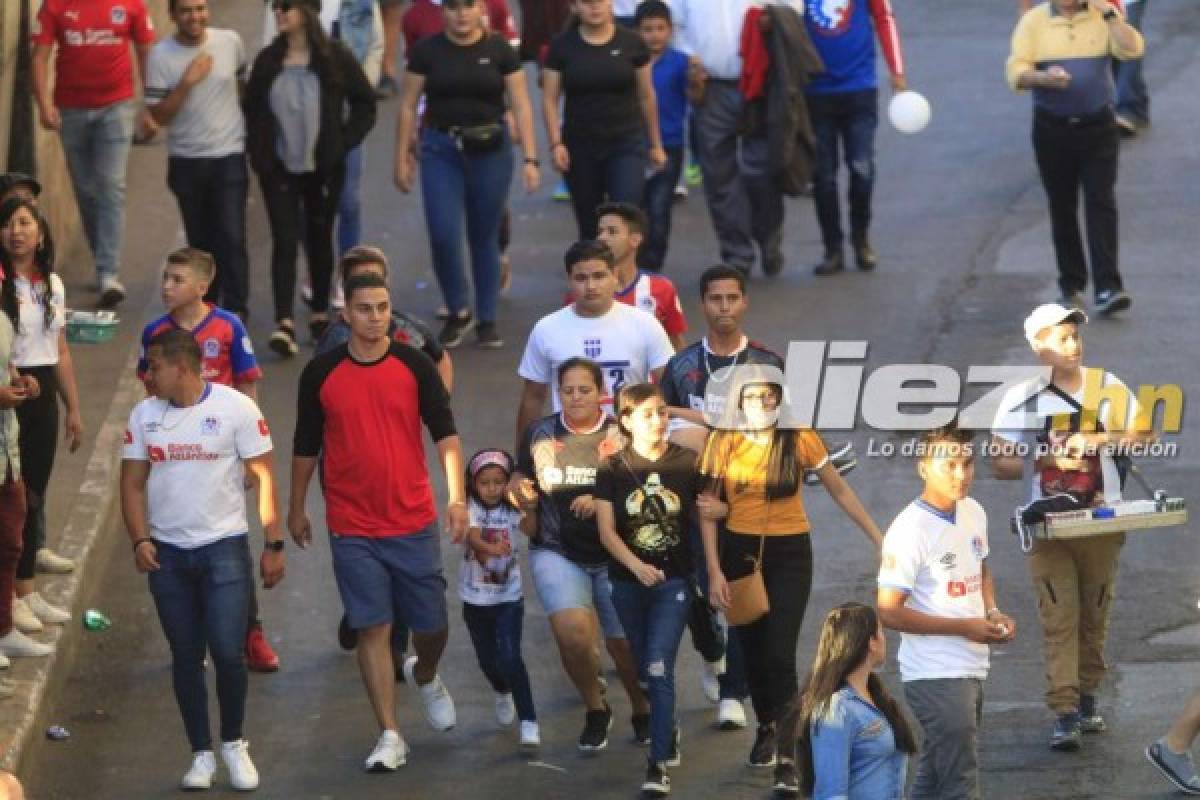 Fotos: El desorden que se dio en las afueras del estadio Nacional por el cierre de los portones