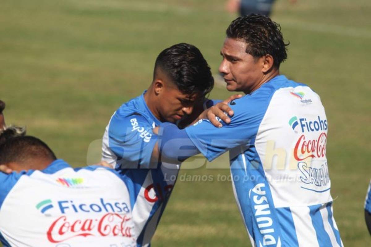CURIOSAS: El abrazo de Carlo Costly y los que están atrás de Donis Escober