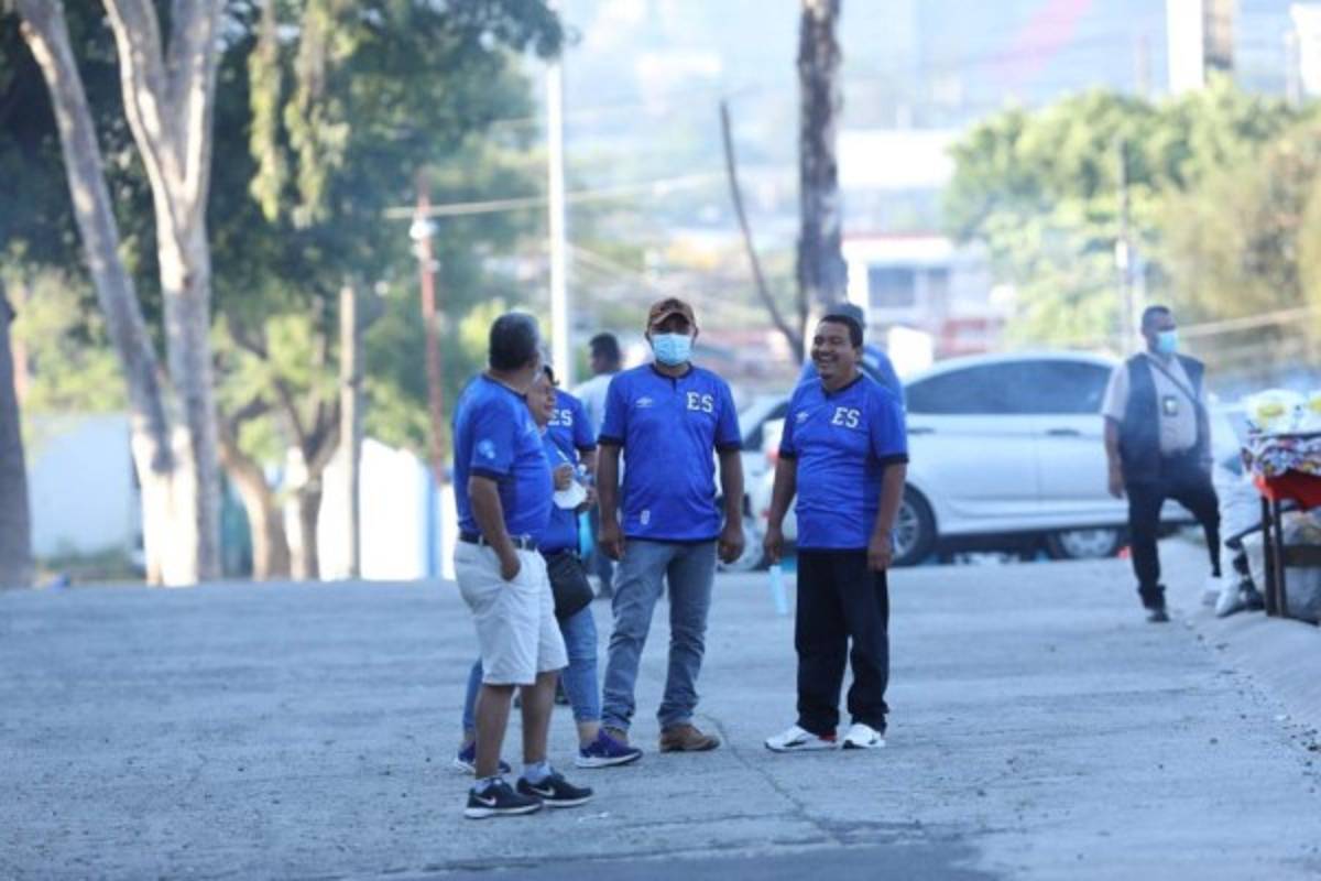 Los aficionados afuera del Cuscatlán, el cubano que llegó casi al entretiempo y la celebración de Alphonso Davies