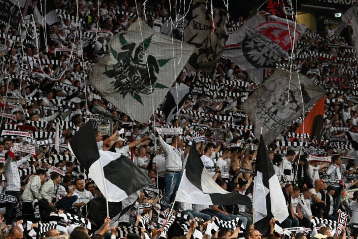 ¡Locura total! La invasión de los hinchas del Eintracht Frankfurt tras volver a una final europea 42 años después