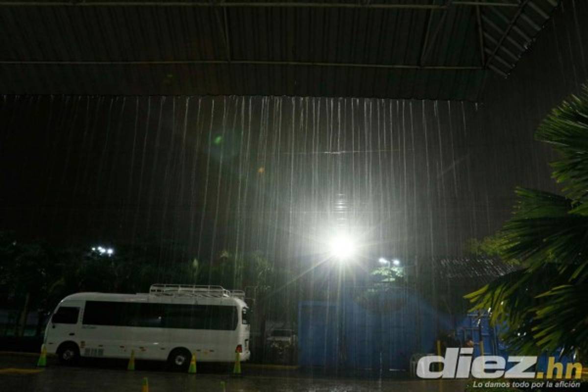Aguacero: La lluvia suspendió el entrenamiendo de Honduras y cubrieron el césped con una lona