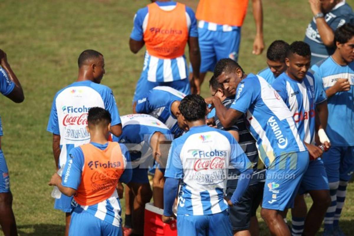 CURIOSAS: El abrazo de Carlo Costly y los que están atrás de Donis Escober