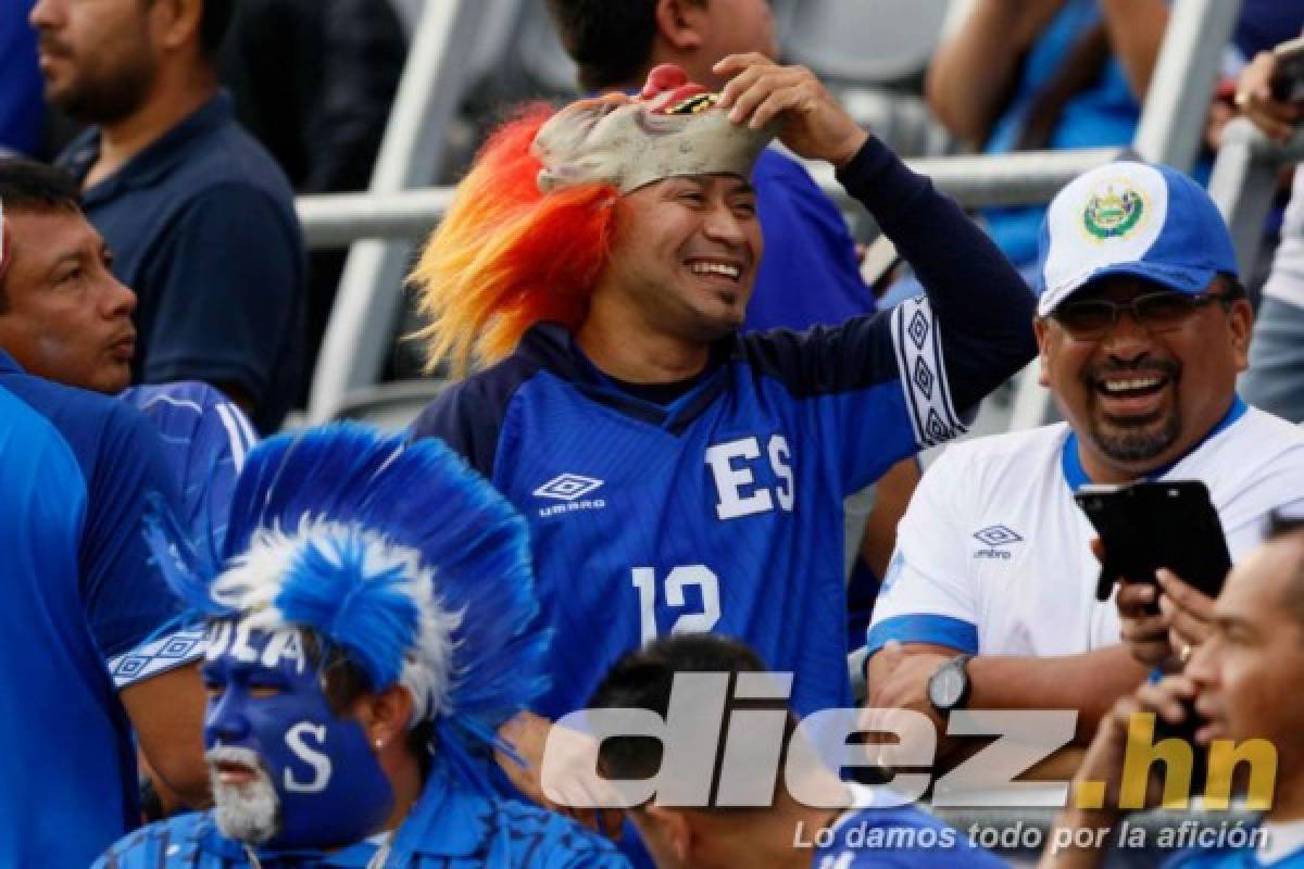 ¡Una fiesta! Lindo ambiente y bellas chicas para el Honduras-El Salvador por la Copa Oro