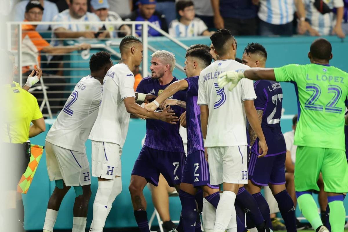 Quioto intenta apartar a sus compañeros en una bronca con futbolistas argentinos.