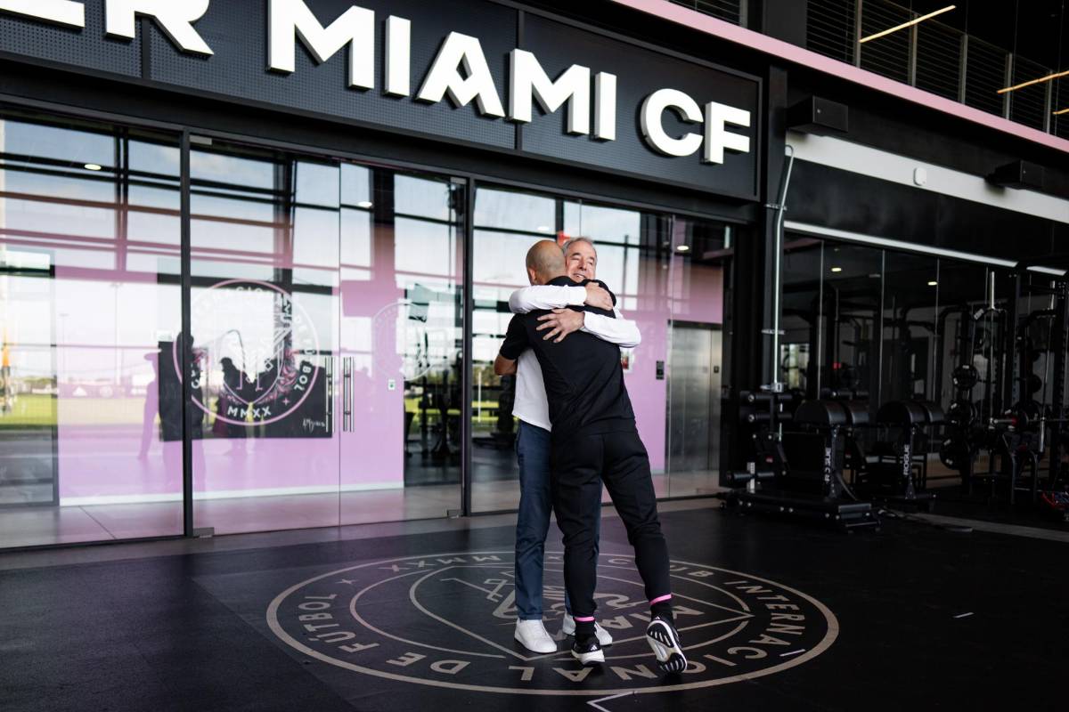 Mascherano llegó a Miami y fue recibido con tremendo abrazo; así le espera Messi y sus compañeros del Barcelona